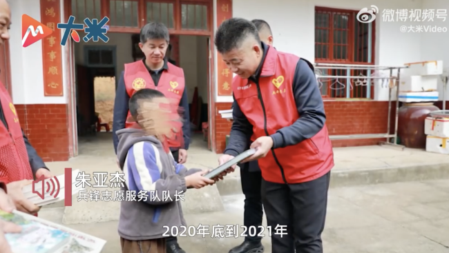 暗灯下读书的女孩有了专属房间 梦想书屋点亮希望