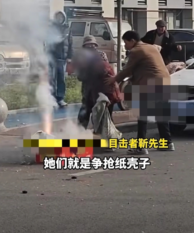烟花正在燃放2老人冲上去抢纸壳 安全意识需加强