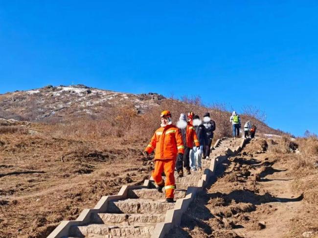 大学生凌晨登山失温获救 寒潮中紧急救援