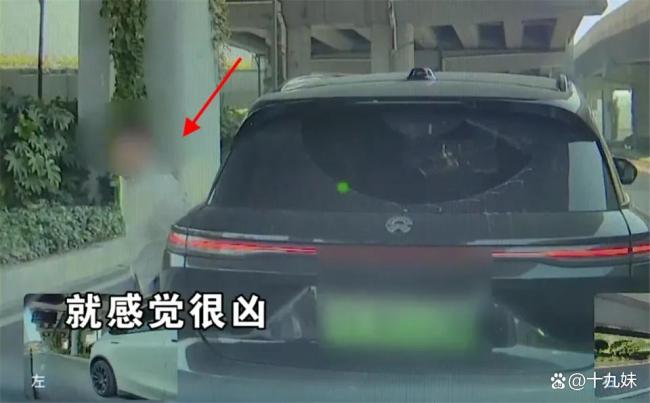 变道起纠纷司机称被别停后戳伤眼睛 路怒症引发冲突