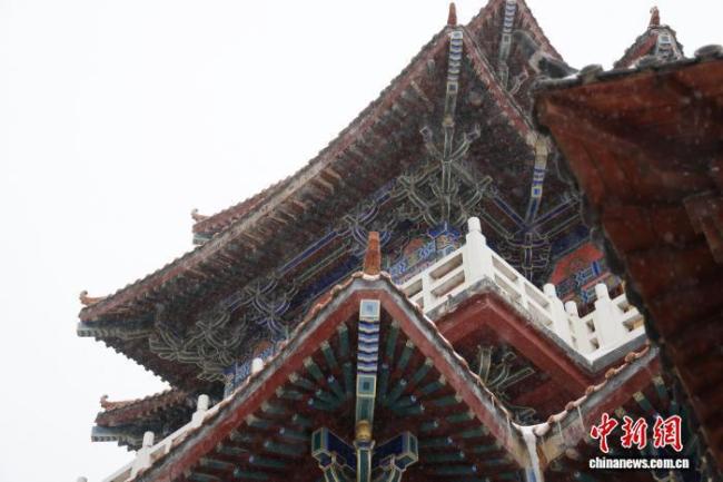 豫西落雪：白云山间银装素裹 晕染冬日冰雪画