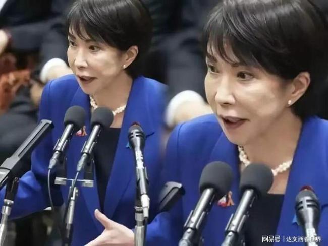 日本官员低头听中方讲话