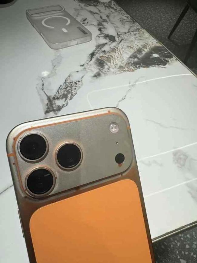曝iPhone17 Pro Max被湿巾擦掉色 或为个案引发讨论