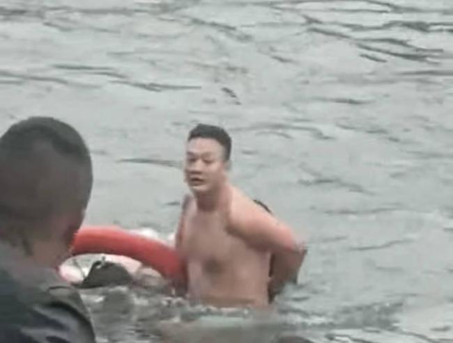 与成都九眼桥跳江救人男