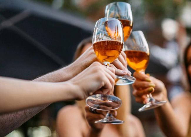 婚宴饮酒后猝死男子家属获赔12万 法院判决责任分担