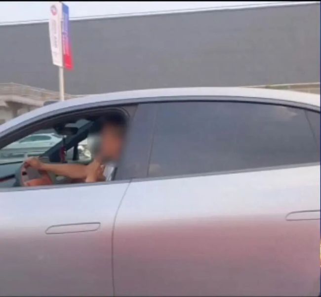 市民“随手拍”举报三起分心驾驶 违法必究