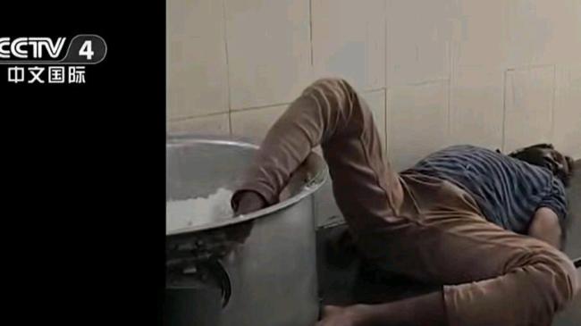 印度醉酒保安脚踩米饭锅睡着