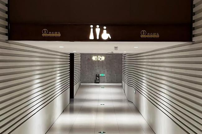 公厕标识抽象化 让人哭笑不得的“谜题”