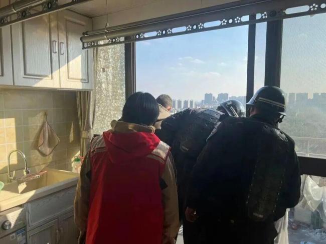 浙江同一楼内5户人家接连起火 烟头引发火灾链