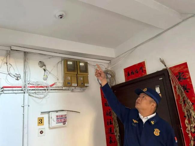 床垫起火大爷浇杯水接着睡家烧没了 警惕烟头阴燃风险