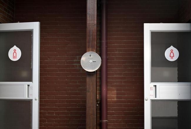 公厕标识抽象化 让人哭笑不得的“谜题”