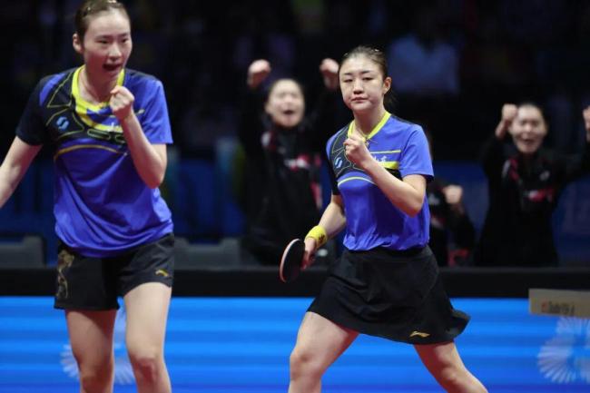 陈梦率山东队员领取金牌 再续光芒夺金路