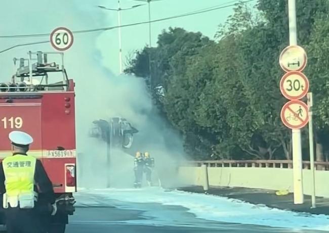 上海松江一路口水泥泵车陷入火海 早高峰突发事故