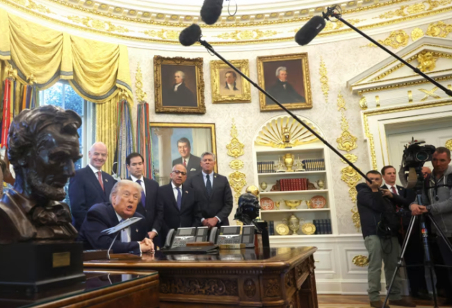 特朗普为何在爱泼斯坦案上罕见低头