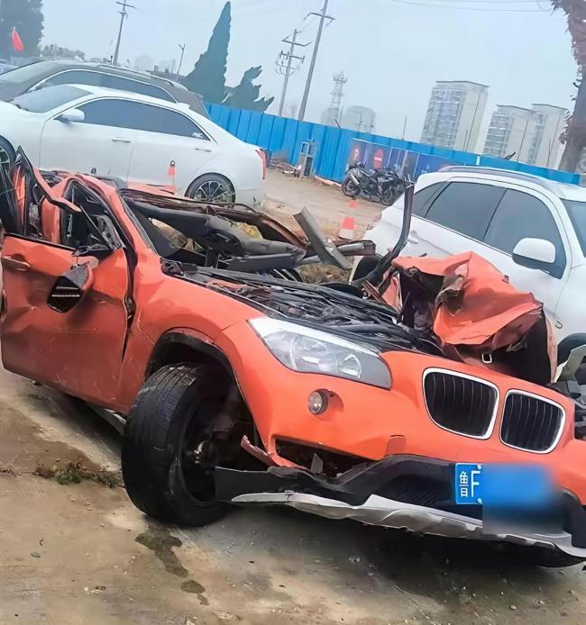 警方通报渣土车侧翻压死女老师 超载改装酿悲剧