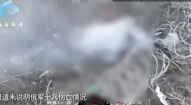 俄士兵被铁丝网卡住后奋力挣脱比手势 下秒遭无人机冲撞发生爆炸