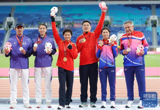 谈梦怡获得十五运会女子跳远金牌 江苏队夺冠瞬间