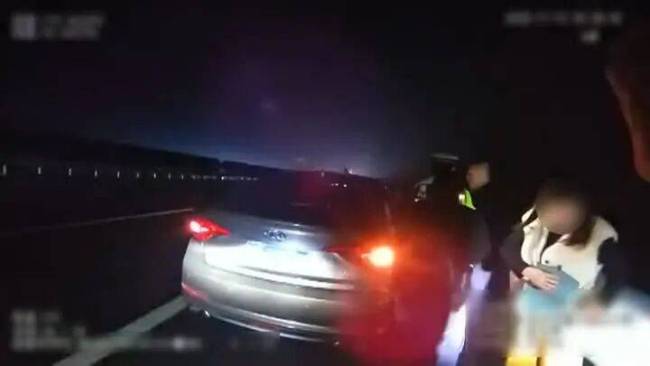 父母高速上打架10岁娃报警求助 家庭矛盾引发警情