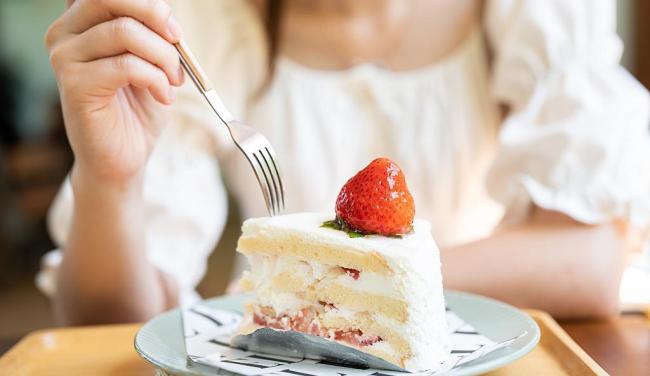 当心甜食正在悄悄损害你的视力 甜蜜“陷阱”模糊双眼