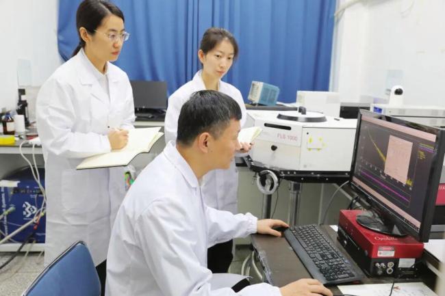 黑龙江大学首篇《Nature》诞生 绝缘体发光新突破