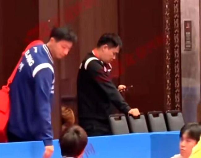 马龙包丢在半路回来和王楚钦击掌 传承的力量