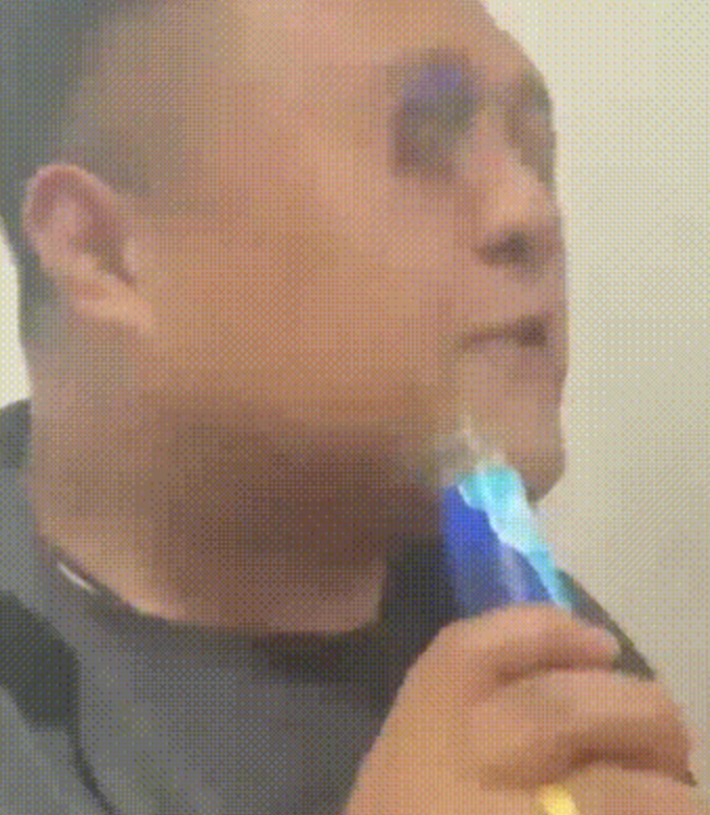 男子用眼皮开啤酒瓶盖