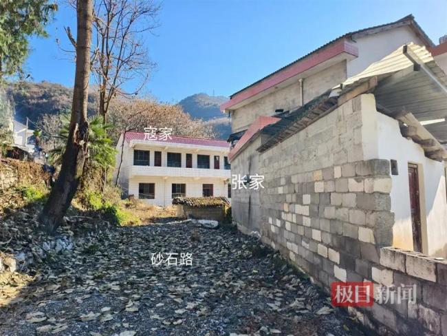 男子占地修沟遭拒砸死女邻居案开庭