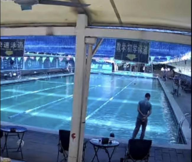 男子在泳池溺亡近30分钟无人施救 救生员未及时施救引发争议