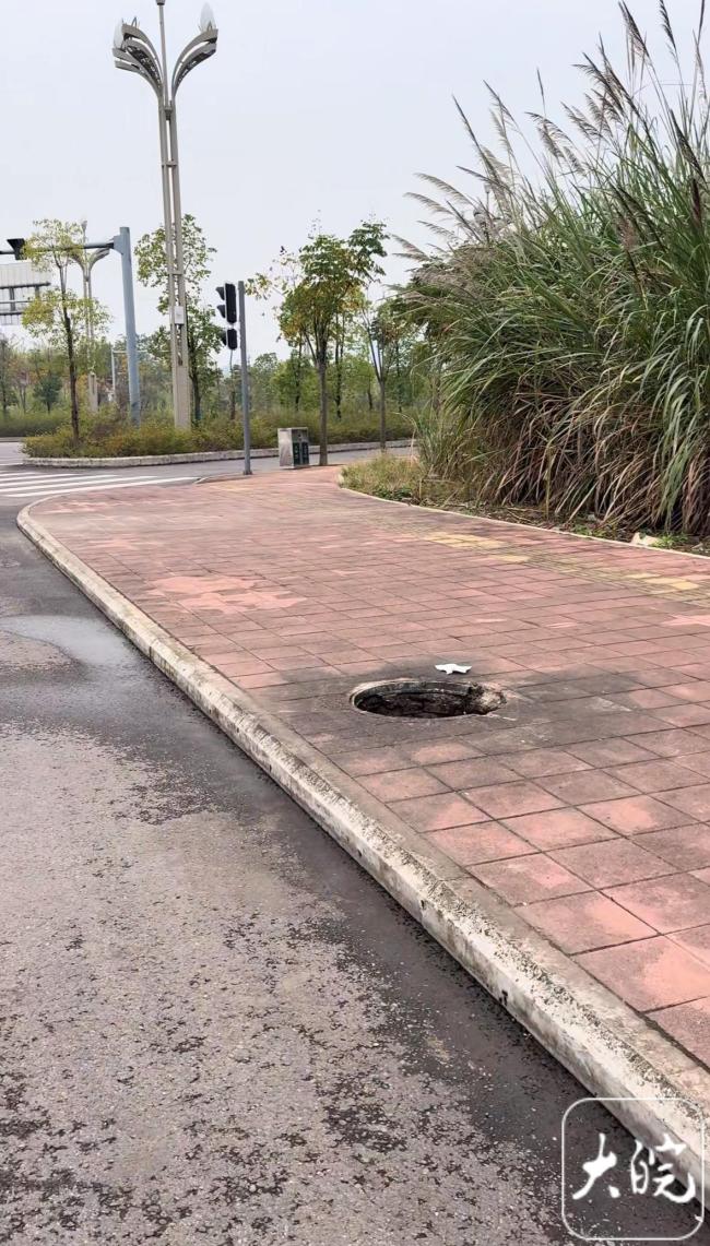 道路窨井盖缺损仅竖牌提醒 社区回应 市政部门已介入处理
