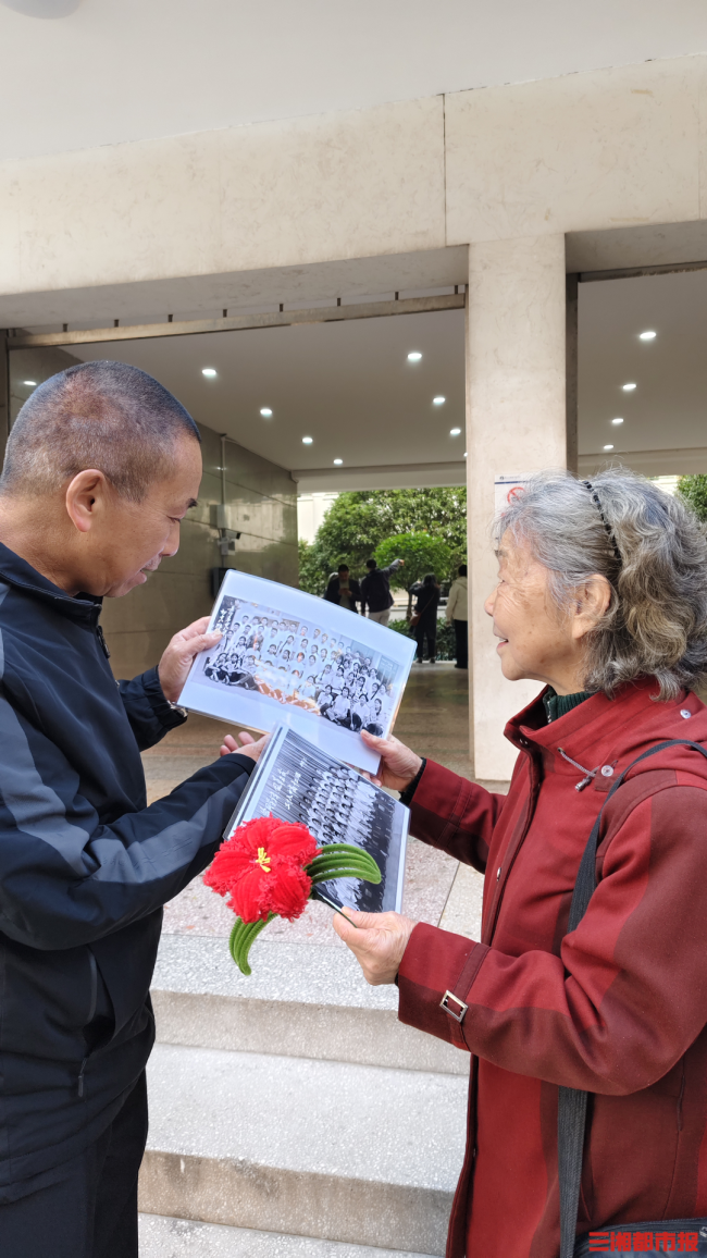 88岁老师再上讲台给花甲学生上课 46年师生情重温