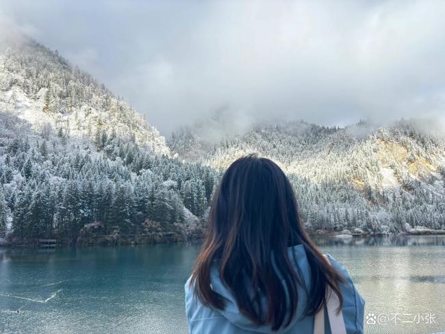 九寨沟下雪美到挪不开眼 冰雪与彩林的绝美碰撞