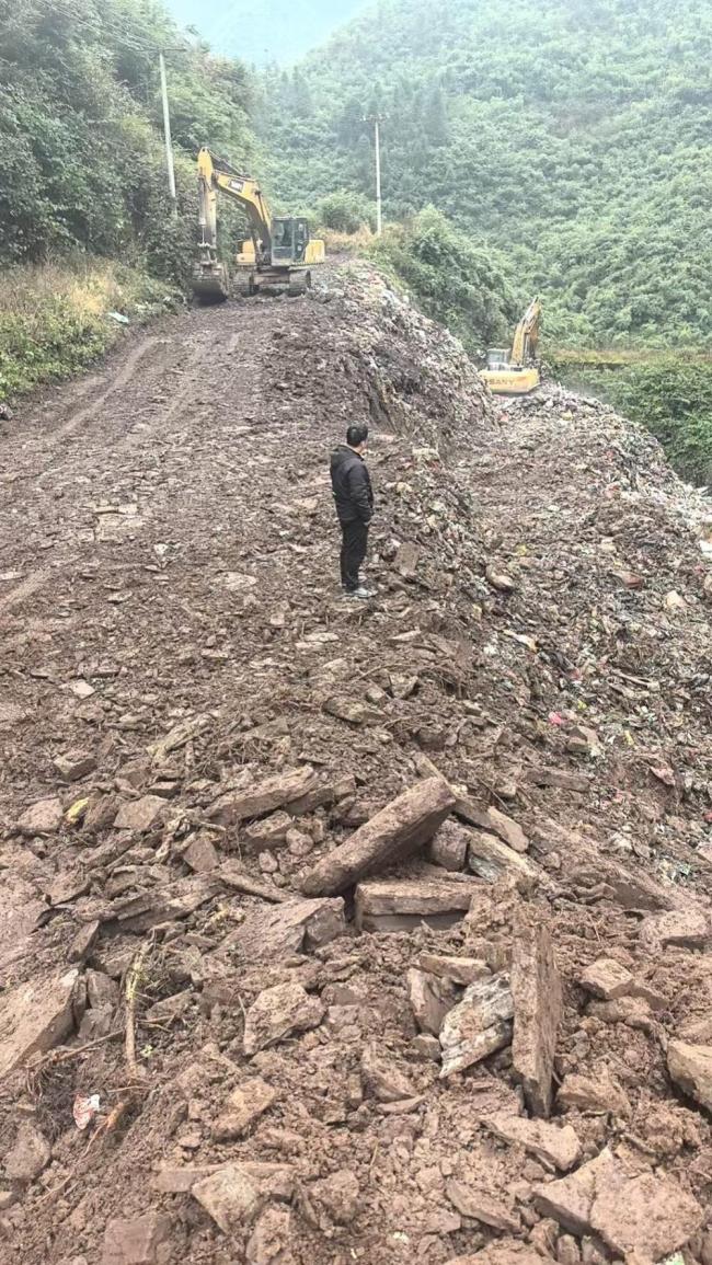 云南彝良连夜清理深山垃圾 生态修复进行中
