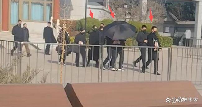 『唐嫣』现身『罗晋』父亲葬礼 力破婚变传闻