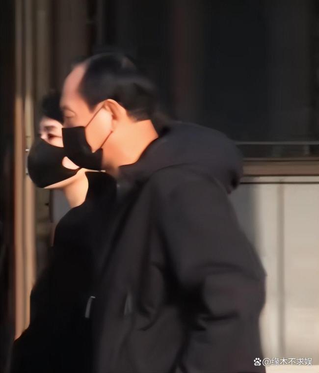 『罗晋』父亲告别仪式举行 亲友与粉丝共寄哀思