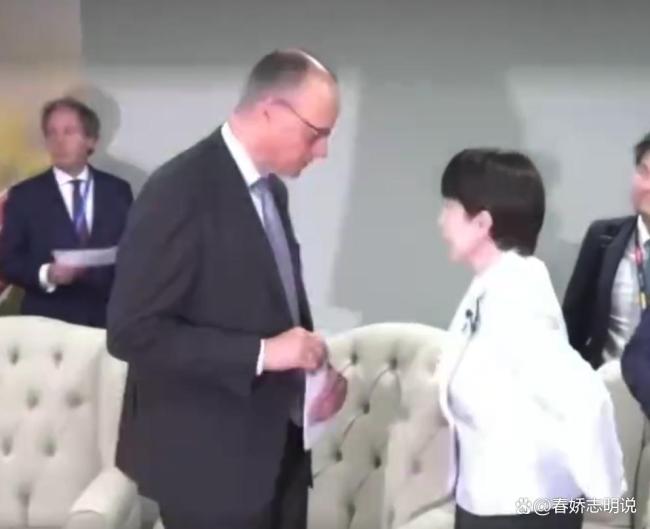 高市早苗尬笑表情 迟到引发国际群嘲