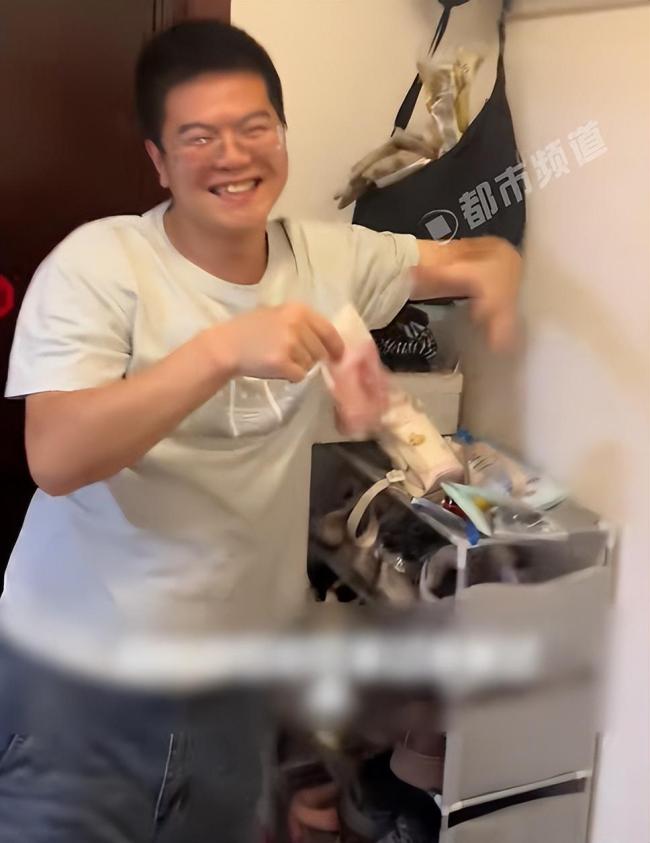 男子喝断片后向妻子展示藏私房钱位置 酒后大型“自首”现场