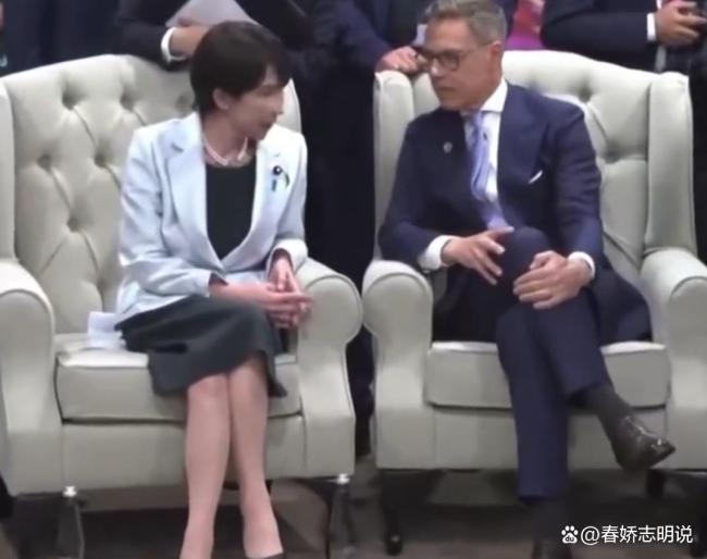 高市早苗尬笑 迟到的“服装外交”