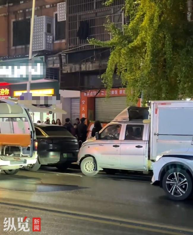 当地回应门店招牌掉落砸中路人 两位老人受伤一人住院