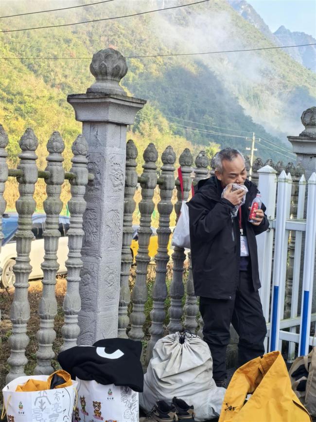 荒野求生老中医称鞋垫是粉丝送的 夹带细绳被罚引发热议