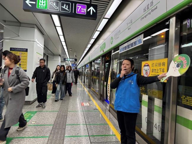 杭州地铁回应小孩在车厢门口方便 文明乘车再引关注