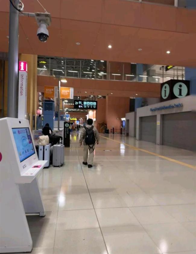 在日中国游客提前回国 机场仿佛春运 归心似箭人潮涌