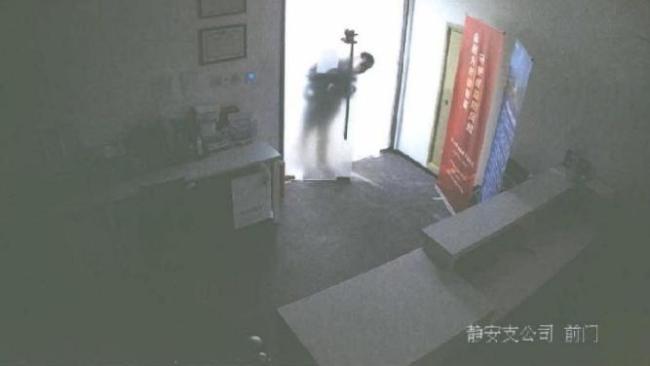 母子因盜竊與窩藏贓款雙雙獲刑 32萬(wàn)元現(xiàn)金塞進(jìn)酒缸