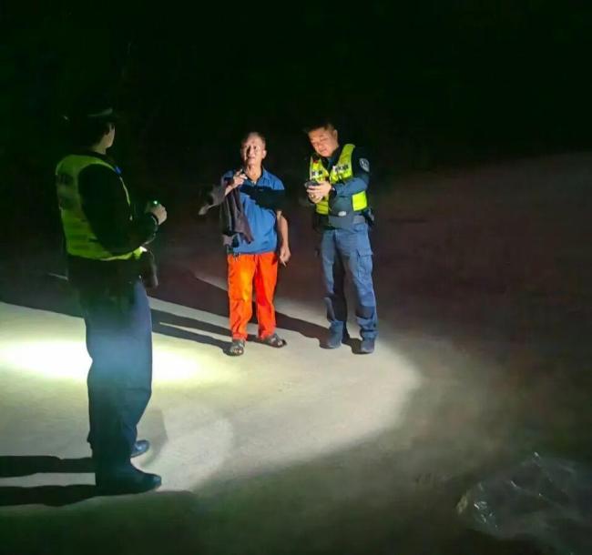 深圳16人登山迷路 警方无人机救援成功