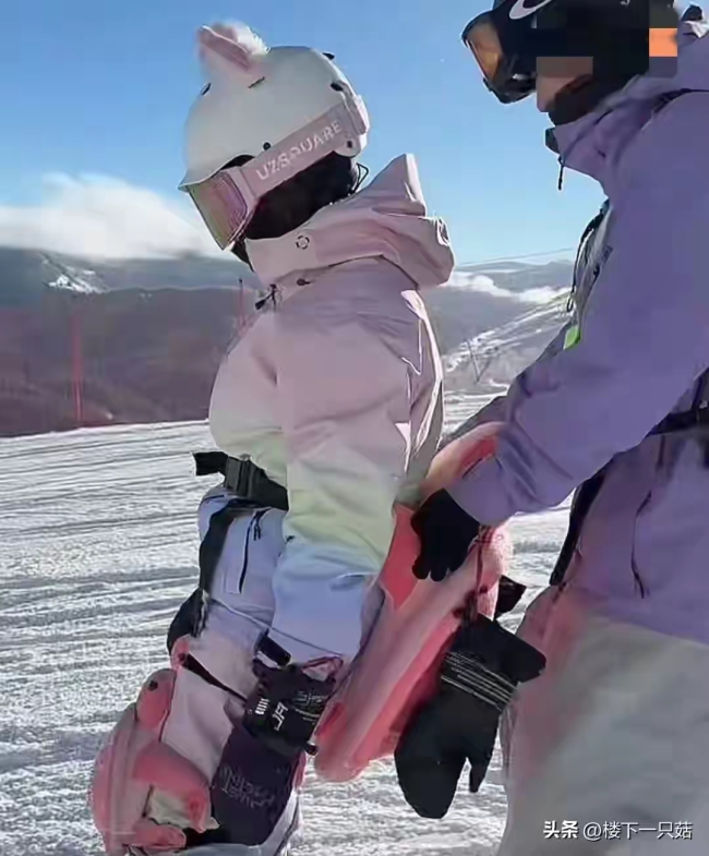全红婵被网友目击在阿勒泰滑雪，背着可爱的小乌龟防摔护具
