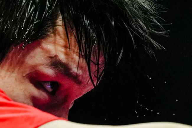 为什么乒乓球运动员老是摸球台 为了擦汗调整状态