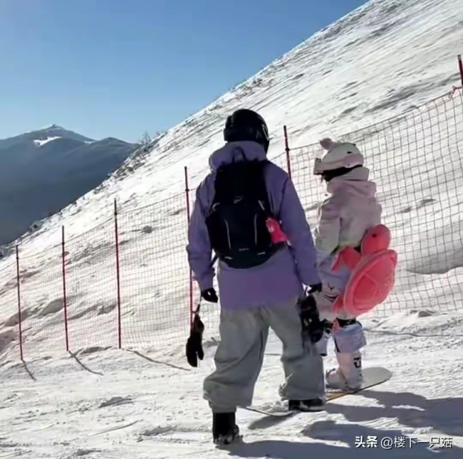 全红婵被网友目击在阿勒泰滑雪，背着可爱的小乌龟防摔护具