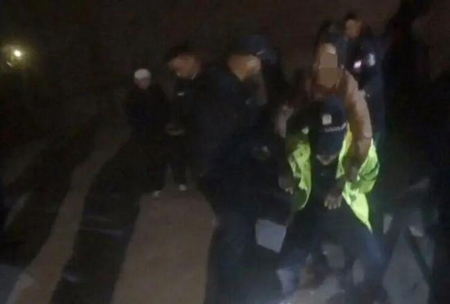 老人不慎坠入长江 民警及时救援 寒夜中的温暖救助