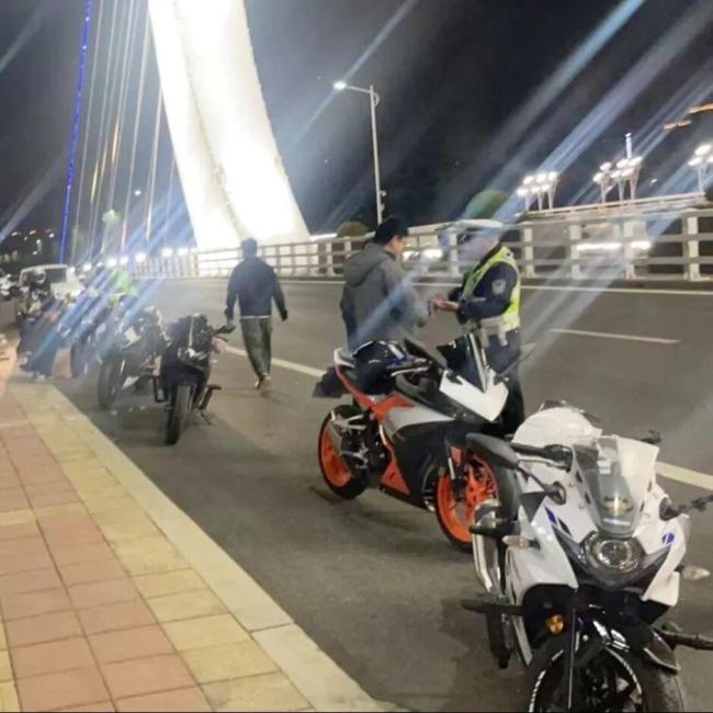 郑州警方严查严打“飙车炸街” 维护交通安全与秩序