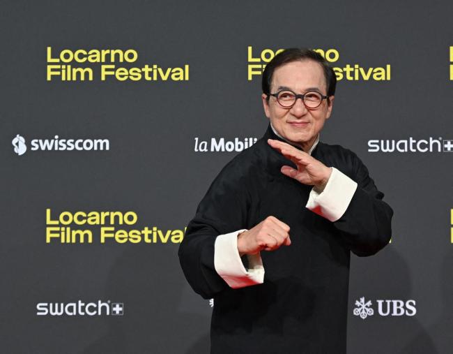 成龙确认出演尖峰时刻4 71岁再战经典！