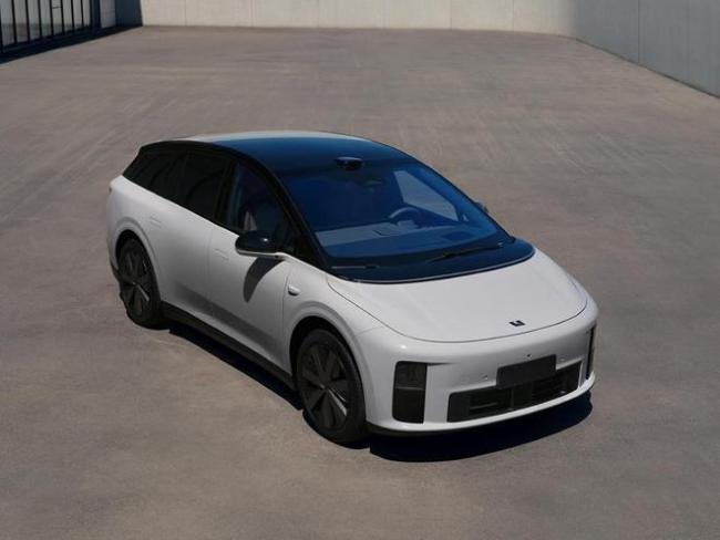 李想官宣自研芯片上車(chē)計(jì)劃 2026年交付引發(fā)期待